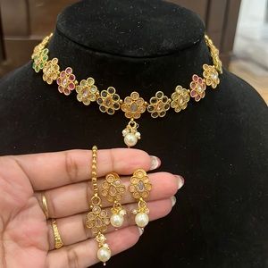 Multicolour neckline with tikka (headpiece)